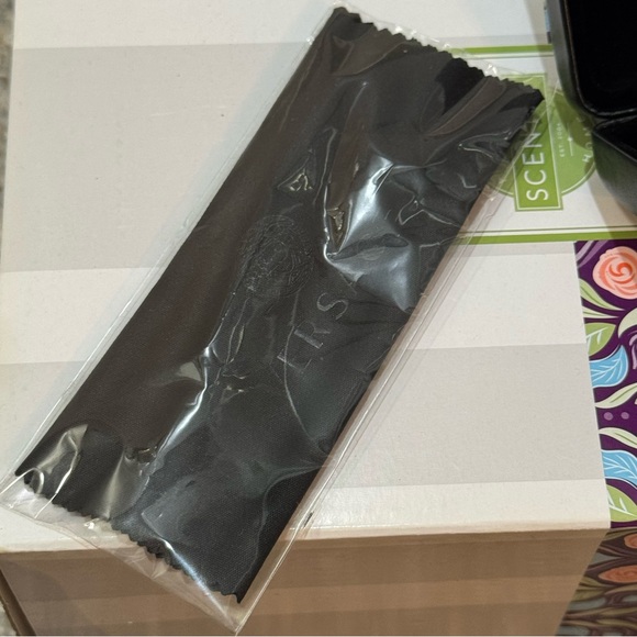 Authentic Black Versace Sunglasses Hard Case Eyeglasses Black Cloth Glasses - Picture 3 of 4